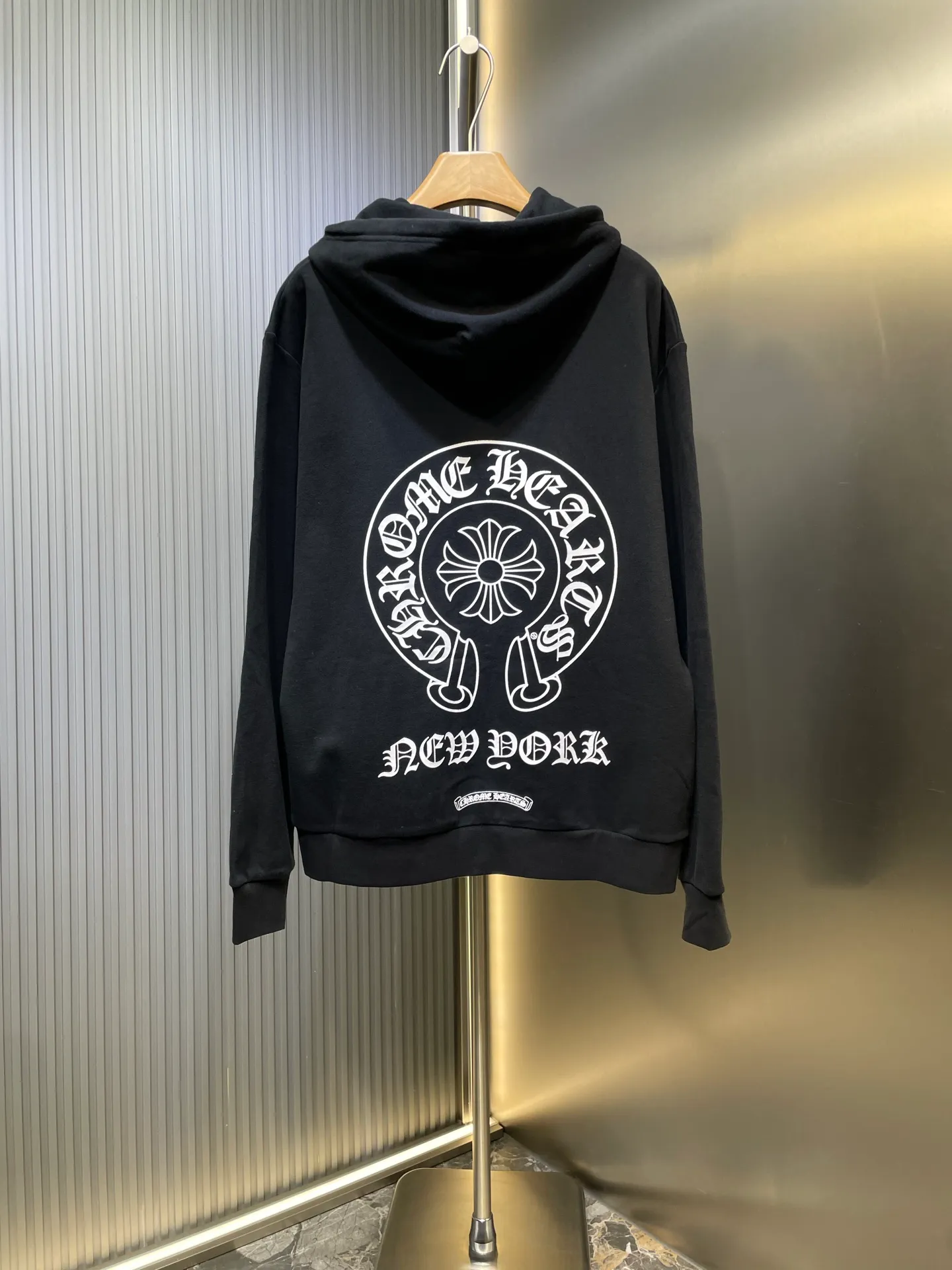 P480 Chrome Hearts 🌟Letter-printed zipper jacket, custom-made plain suede cotton, delicate and smooth, comfortable and close to the skin, with deep black as the base, plain white lines with sharp cracks, the front cross flower totem is precisely embellished on the chest, and the gray CH pattern is looming on the hem to control the visual focus. The scroll mantra is outlined on the back like an ancient seal, rugged and delicate coexist. The zippered hooded silhouette deconstructs the lazy drape carrying suede. It whispers that I am the rock oracle of the rules. A rebellious ceremony about wearing and performing. Process 1: Use glue printing. The printing is modified three times by the film screen. Use glue liquid paint to print the pattern on the fabric. Bake the fabric to fix the printed pattern. Process 2: The fabrics are washed and have a better hand feel. Not easy to deform. Not easy to shrink. Not easy to fade. Maintain long-term beauty. Accessories: Customized 1:1 CH Zipper Customized 1:1 CH Logo Fit: Loose Fit Size: S M L XL